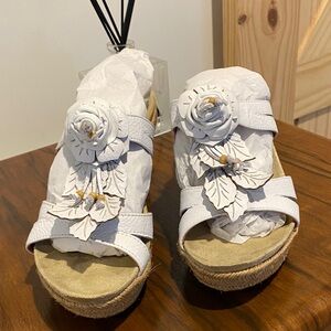 Earthies White Floral Platform Sandals, size 8